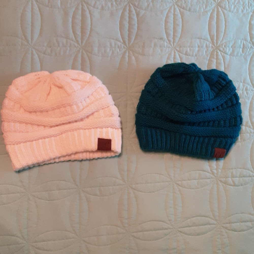 2 CC beanies Turquoise and White